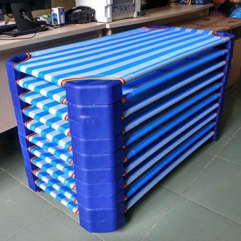 Giường lưới mầm non chân vuông.